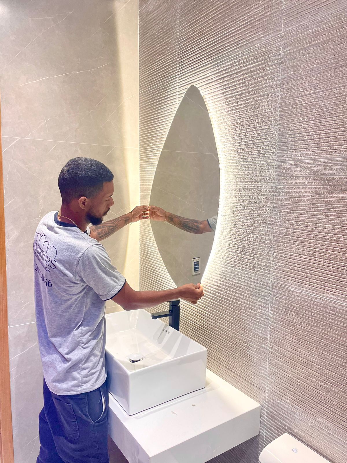 Instalando espelho iluminado